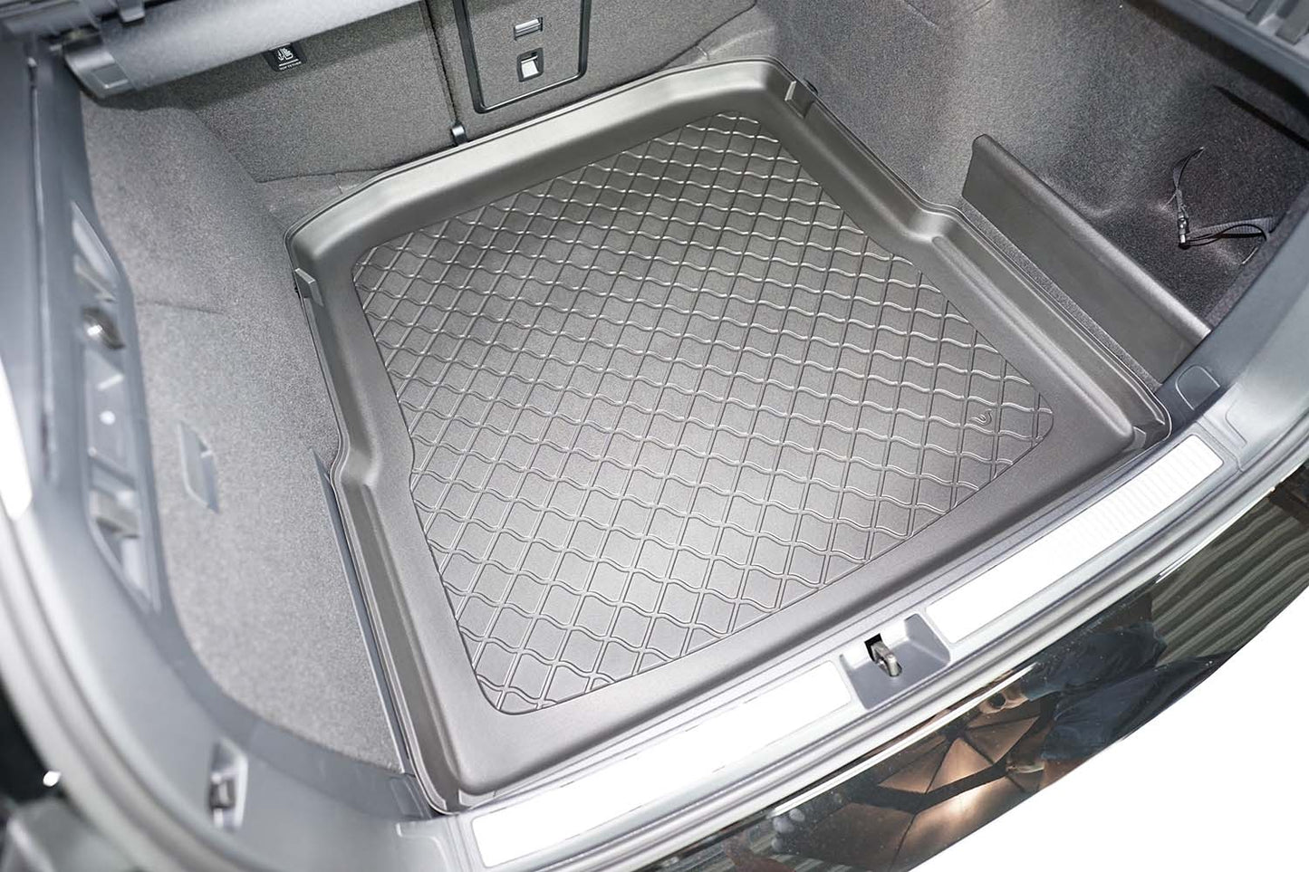 Tavita portbagaj Skoda Superb IV fabricatie 12.2023 - prezent, caroserie combi, portbagaj inferior, fara podea ajustabila pe inaltime, nu corespunde pentru PHEV #1