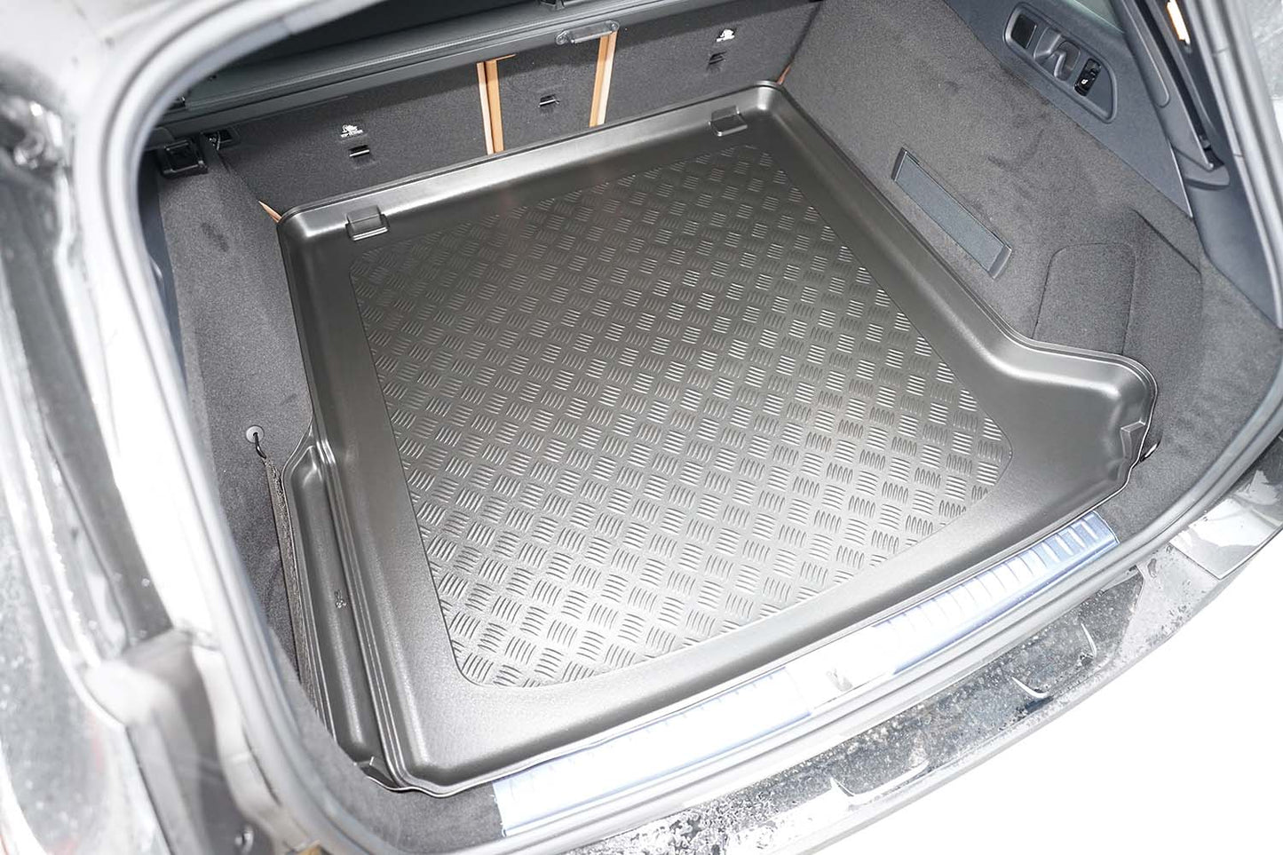 Tavita portbagaj Mercedes E-Class W214 T-Modell fabricatie 08.2023 - prezent, caroserie combi, nu corespunde pentru PHEV, cu ureche detasabila pe stanga #2 - Auto Alorria