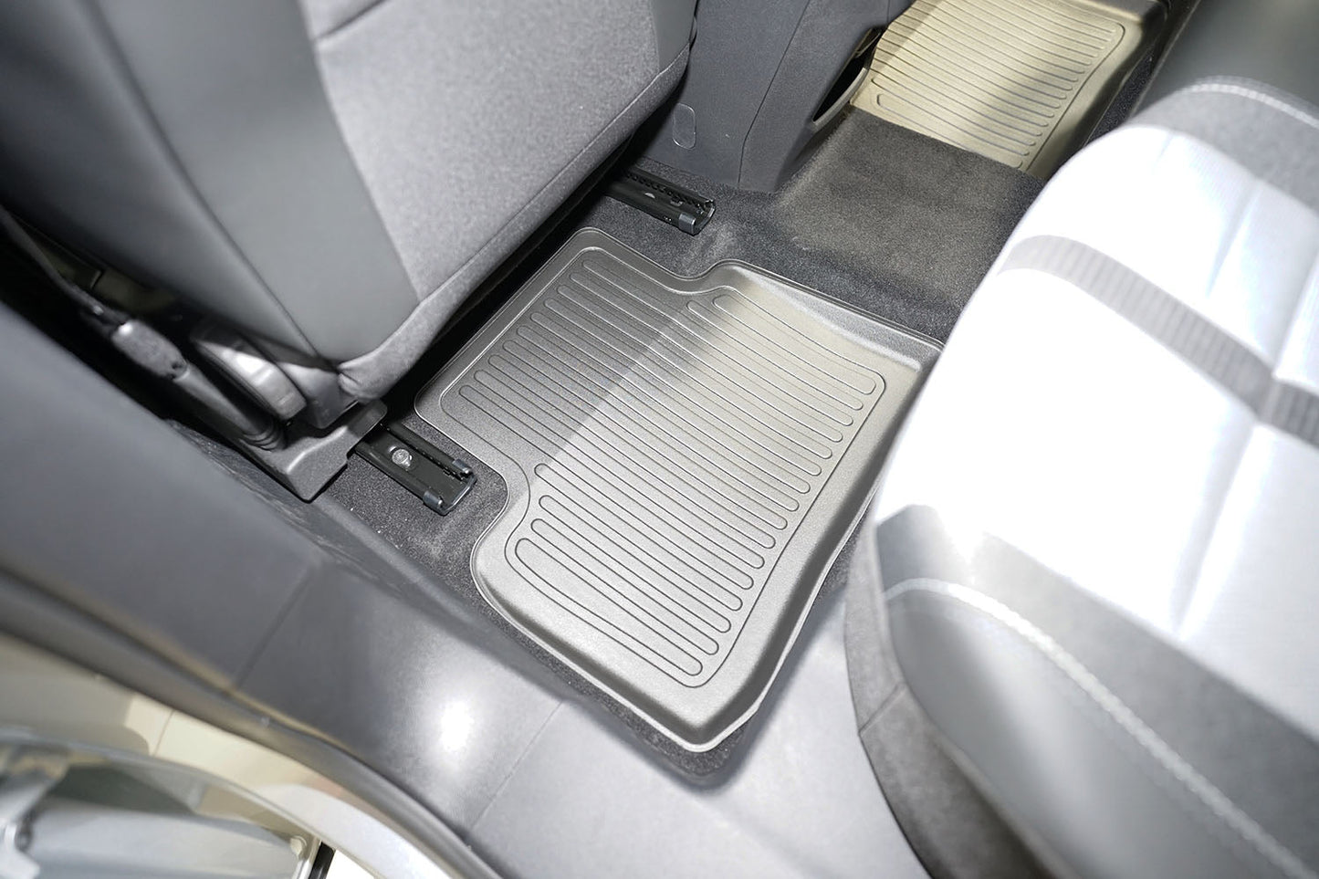 Covorase auto tip tavita Peugeot 5008 III Hybrid (MHEV) fabricatie 10.2024 - prezent, caroserie suv, nu corespunde pentru electric, al 3-lea rand exclus #1 - Auto Alorria