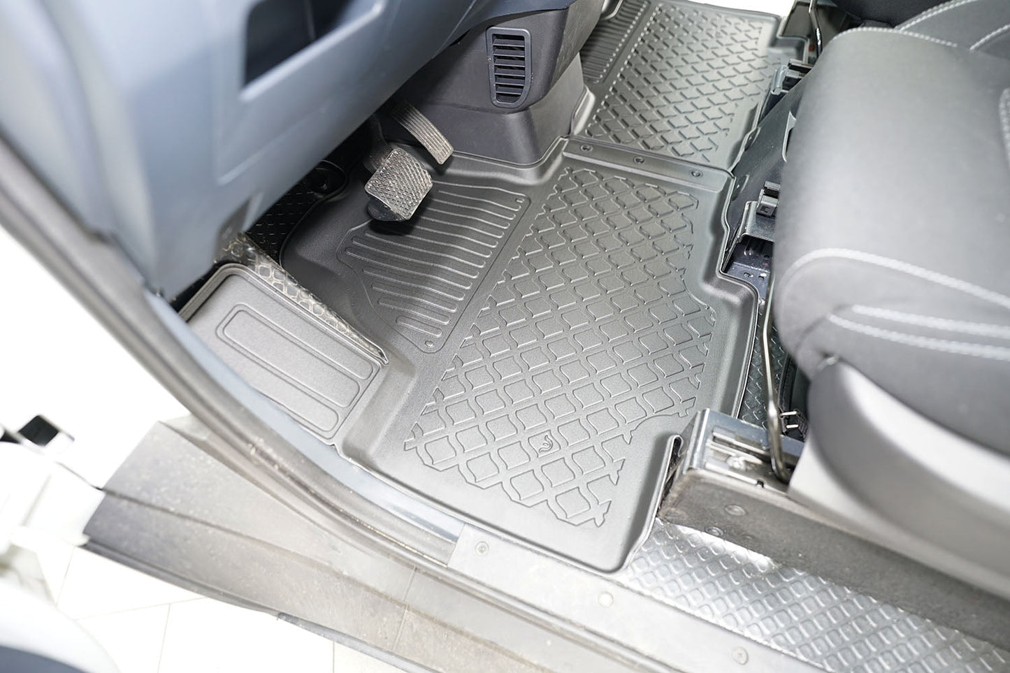 Covorase auto tip tavita Maxus E-Deliver 3, an fabricatie 2020 - prezent, caroserie van 2 locuri, ampatament scurt si lung | 654323