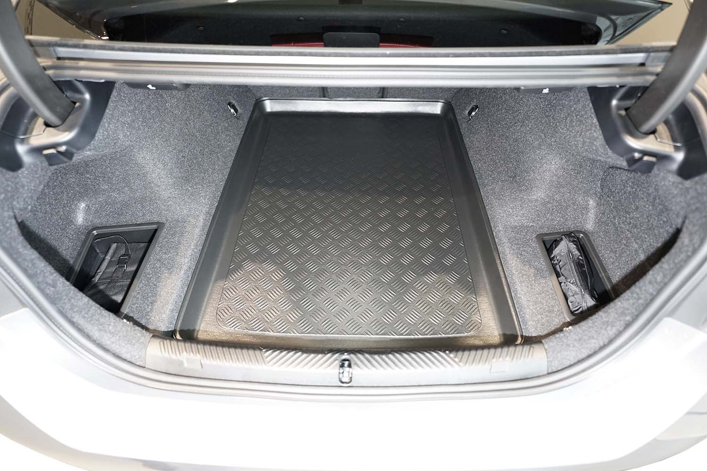 Tavita portbagaj BMW Seria 5 G60 PHEV fabricatie 11.2023 - prezent, caroserie sedan, nu corespunde pentru electric #1