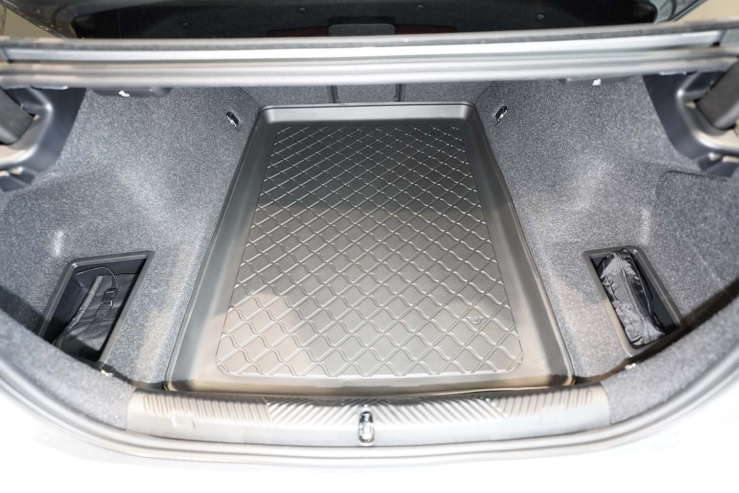 Tavita portbagaj BMW M5 G90 PHEV fabricatie 07.2024 - prezent, caroserie sedan, nu corespunde pentru electric #2