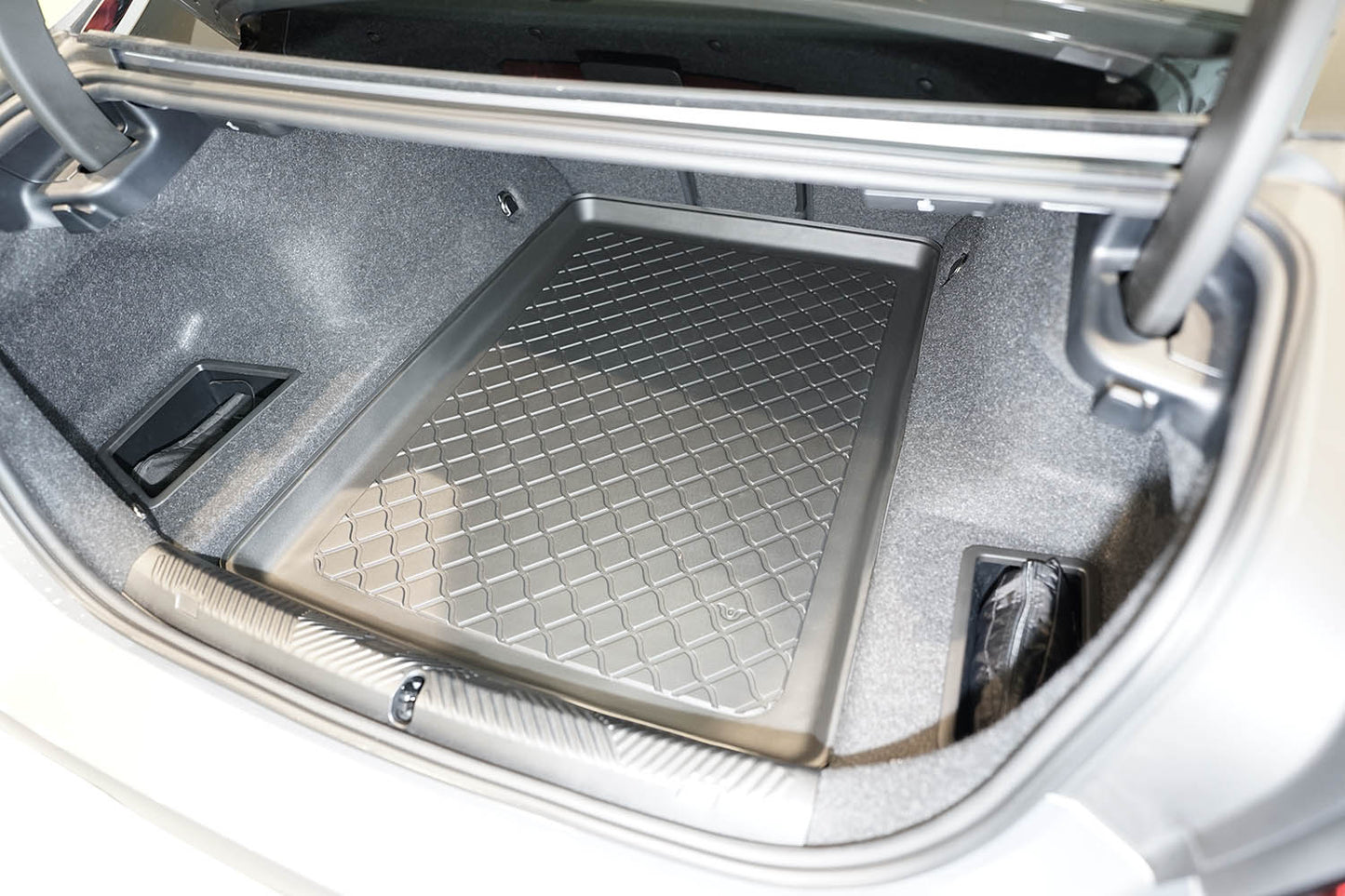 Tavita portbagaj BMW M5 G90 PHEV fabricatie 07.2024 - prezent, caroserie sedan, nu corespunde pentru electric #2