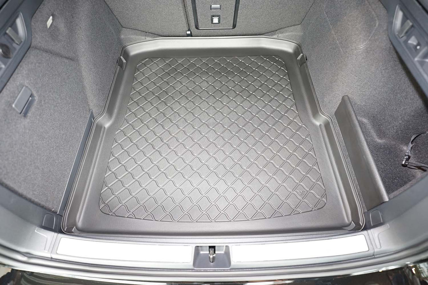 Tavita portbagaj Skoda Superb IV fabricatie 12.2023 - prezent, caroserie combi, portbagaj inferior, fara podea ajustabila pe inaltime, nu corespunde pentru PHEV #1