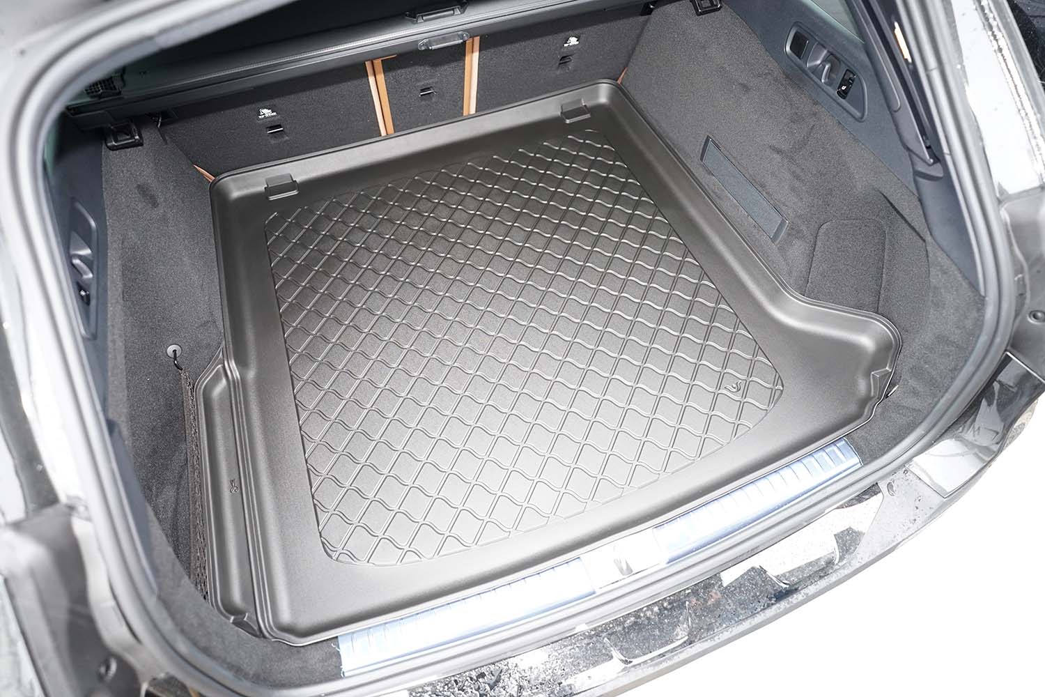 Tavita portbagaj Mercedes E-Class W214 T-Modell fabricatie 08.2023 - prezent, caroserie combi, nu corespunde pentru PHEV, cu ureche detasabila pe stanga #1 - Auto Alorria