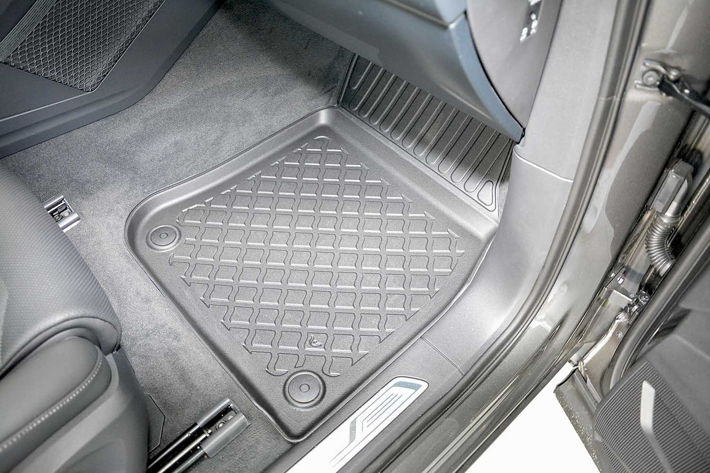 Covorase auto tip tavita Volkswagen Touareg III Facelift fabricatie 05.2023 - prezent, caroserie suv #1 - Auto Alorria